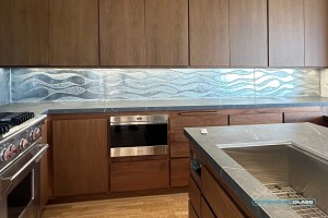 cast-backlit-glass-backsplash-with-led-edge-lighting-01